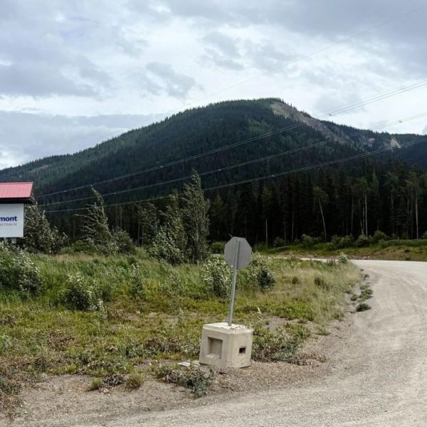 Mina se traga a tres obreros en Canadá