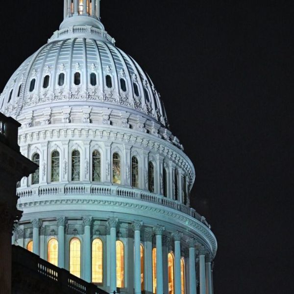 Senado de EU aprueba prórroga de financiamiento gubernamental
