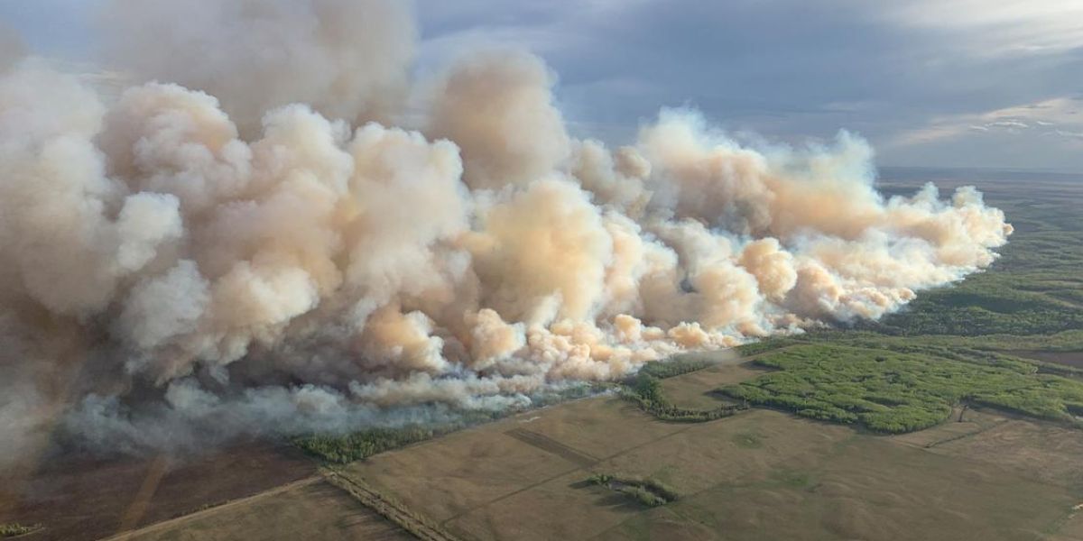 Miles de evacuados por voraces incendios forestales en Canadá
