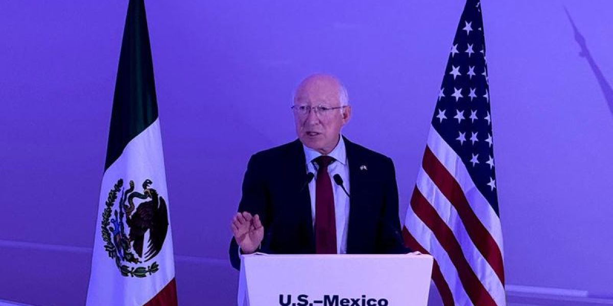 Retorna Ken Salazar a Palacio Nacional tras pausa con Gobierno mexicano