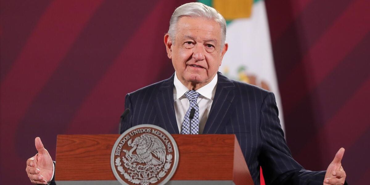 En el Día del Maestro, López Obrador anuncia aumento salarial del 10% anual a profesores