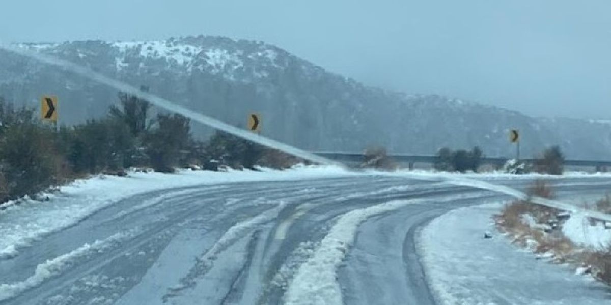Cierran carreteras en Chihuahua por nevadas debido a frentes fríos