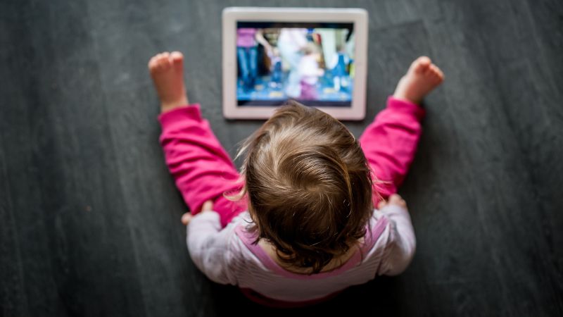 Urgen a restringir celulares en la primera infancia 