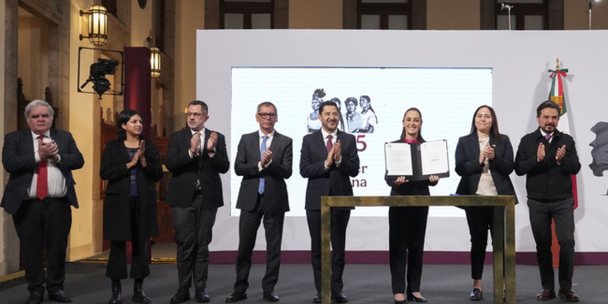 Presidenta firma decreto para congelar; aplicar quitas; reducir intereses y condonar 400 mil créditos impagables del FOVISSSTE