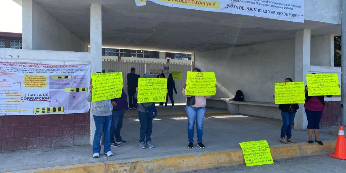 Padres de familia protestan contra directora de Secundaria