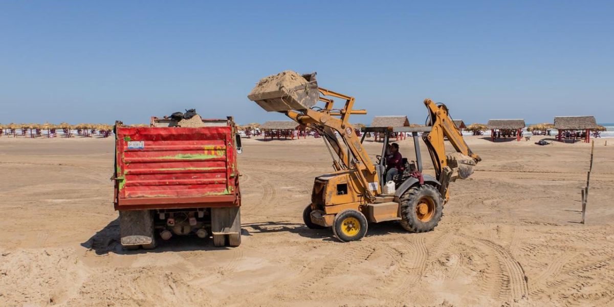 Intensifican Trabajos de Limpieza y Mantenimiento en Playa Miramar