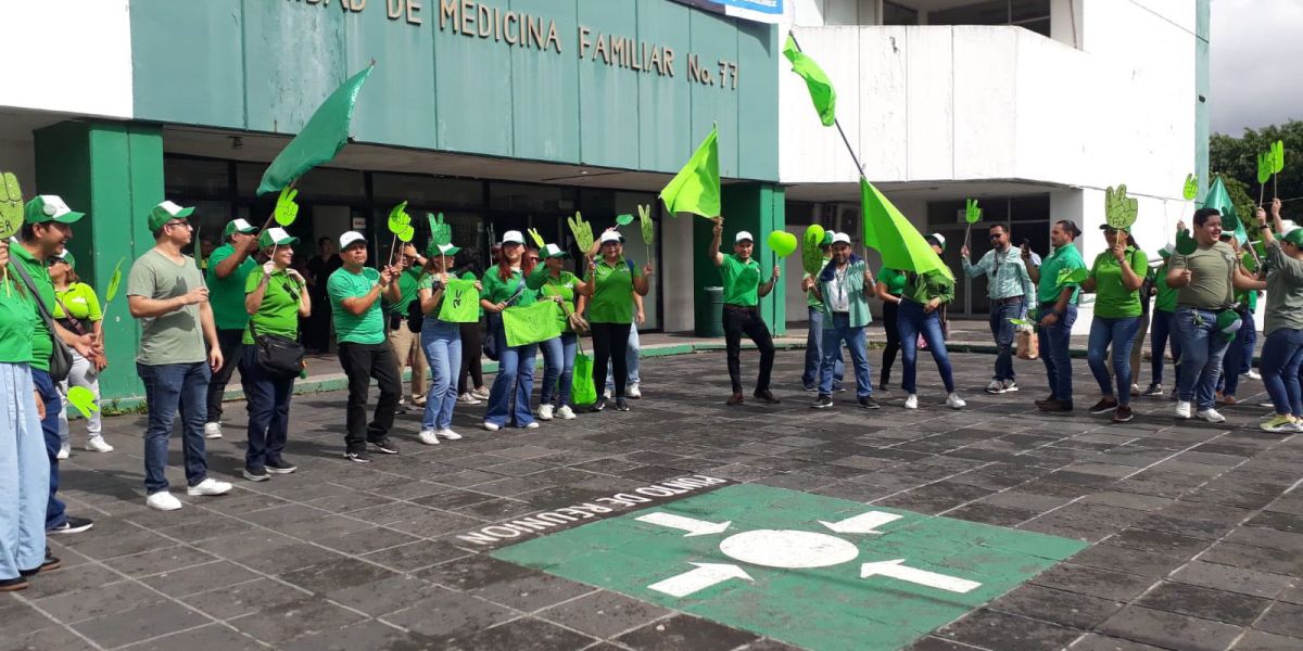 Sindicalizados del IMSS escandalizan afuera del hospital