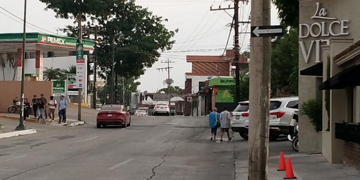 “Influyente” se adueña de banqueta para estacionamiento de su restaurante