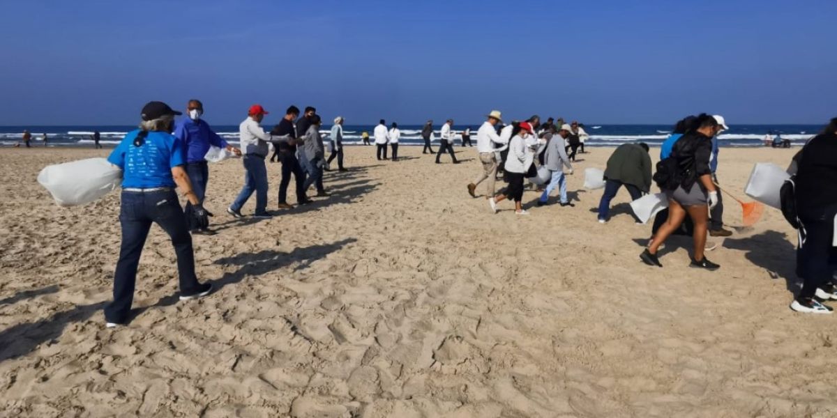 Empleados Municipales Participan en Jornada de Limpieza de Playa Miramar