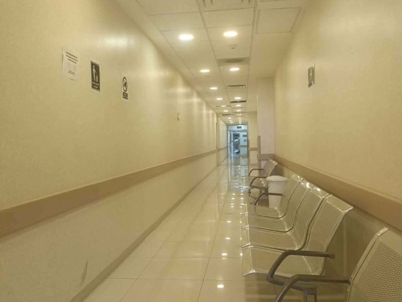 Pacientes oncológicos piden bancas para el área de consulta en el hospital Canseco