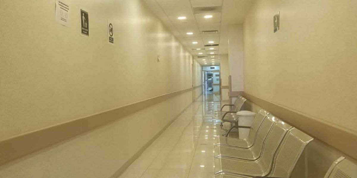 Pacientes oncológicos piden bancas para el área de consulta en el hospital Canseco