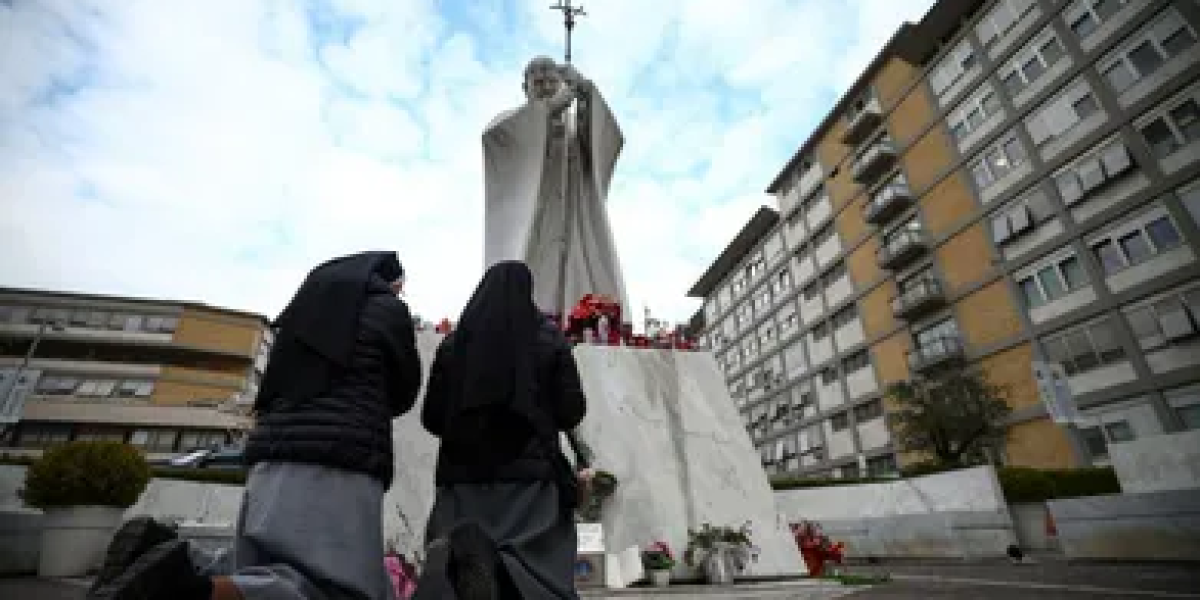 Papa Francisco evoluciona favorablemente tras estado crítico: Vaticano