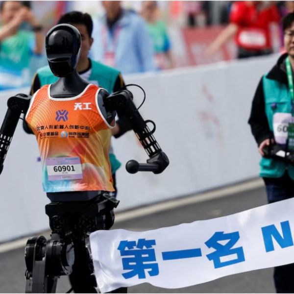 Robots humanoides protagonizan primera media maratón del mundo en Beijing