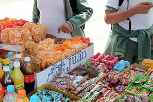 Piden a docentes y padres a no relajar restricciones contra comida chatarra