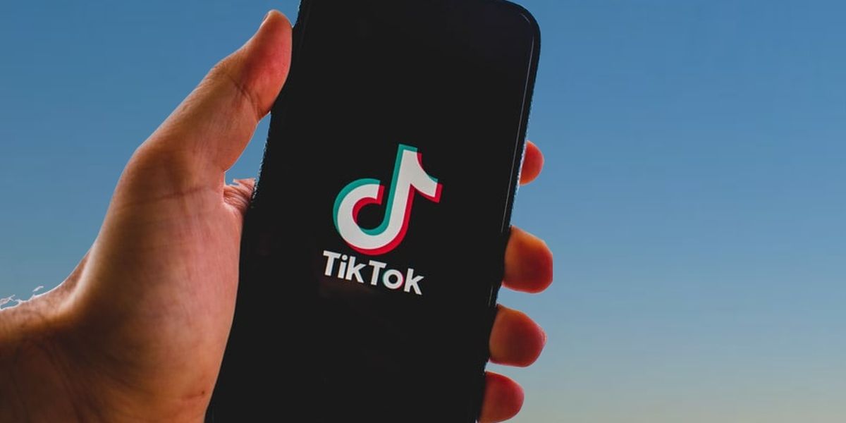 Ésta es la hora en la que debes subir videos a TikTok para que se vuelvan virales, según la IA