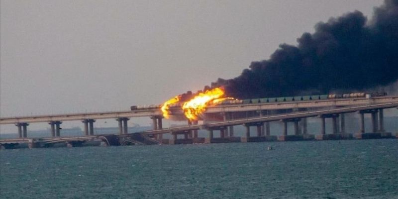 Ucrania ataca con explosivos submarinos el puente de Kerch en Crimea