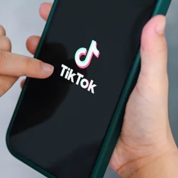 La Unión Europea acusa a TikTok de infringir la ley por su diseño que podría exponer a menores a pederastas o ciberacoso