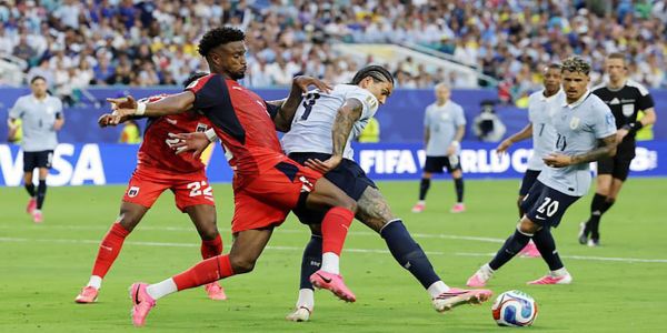 Uruguay deja escapar el triunfo y empata 2-2 con Cabo Verde