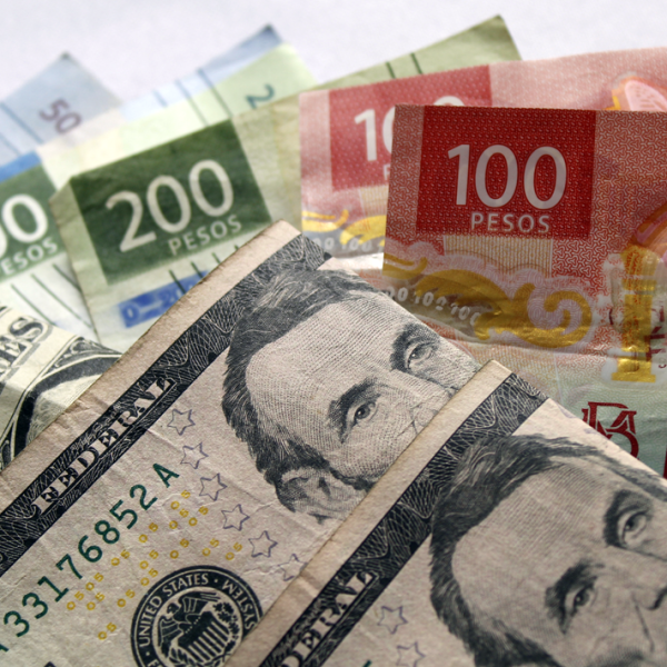 Corta dólar racha de 3 subidas y baja a $ 17.68 tipo de cambio con el peso