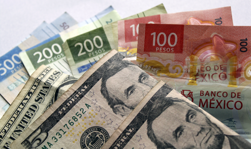 Corta dólar racha de 3 subidas y baja a $ 17.68 tipo de cambio con el peso