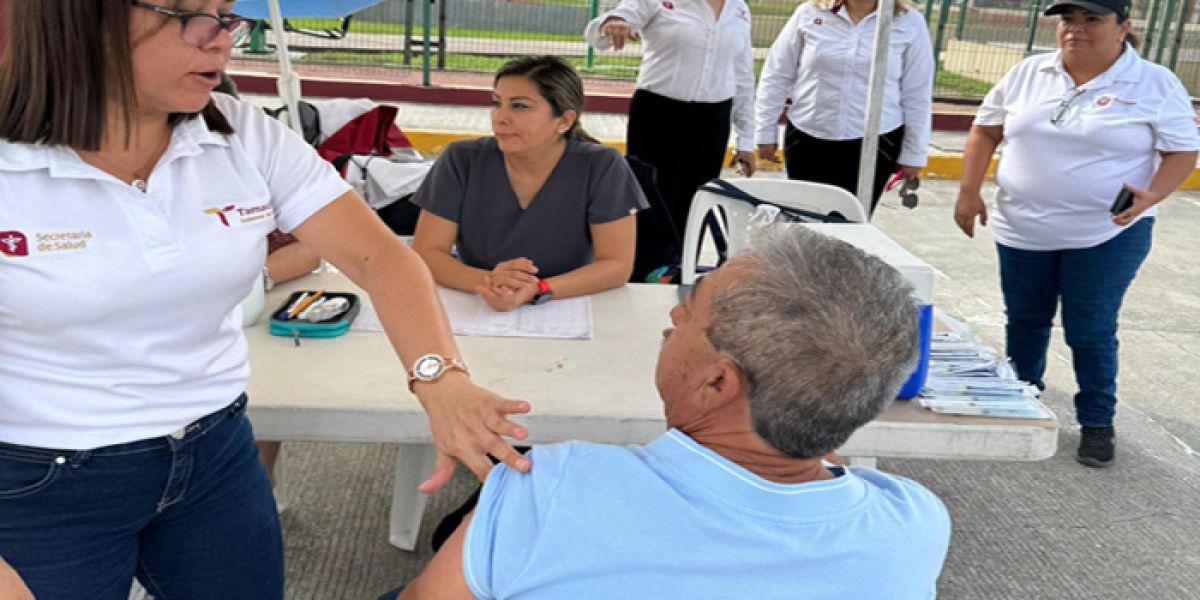 Realizan campaña de vacunación en modalidad “Drive Thru”